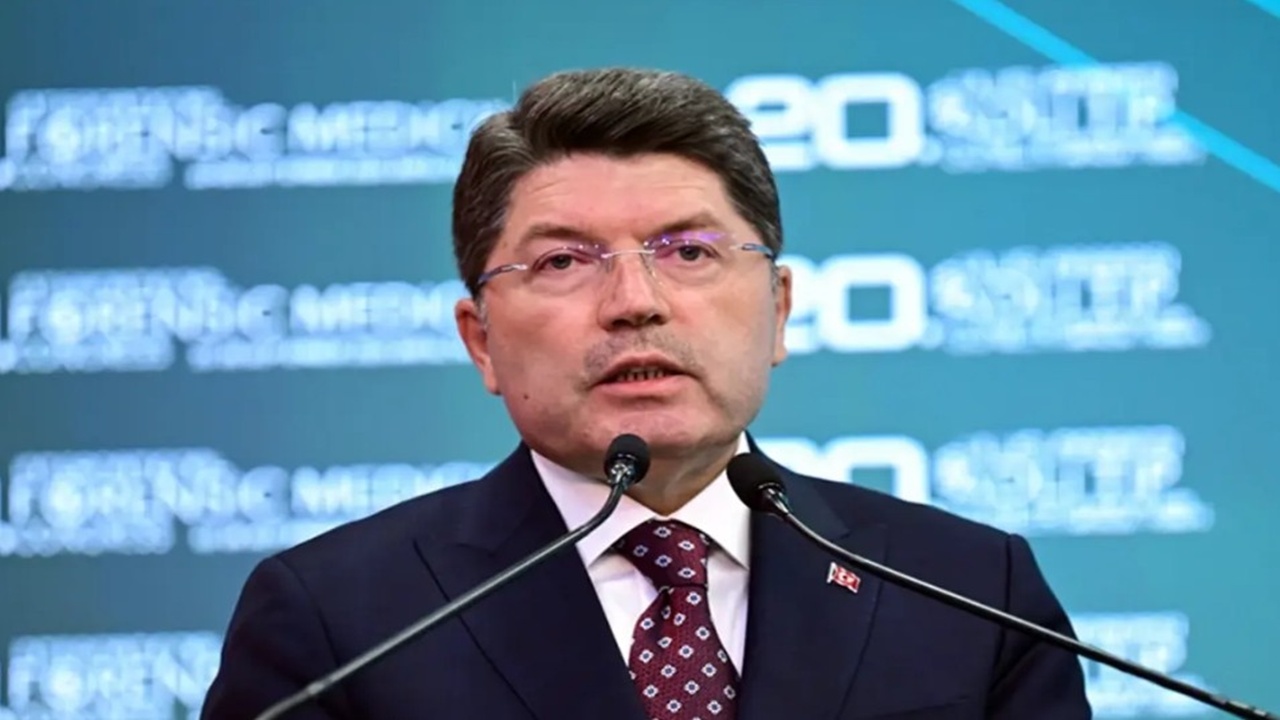 Adalet Bakanı Yılmaz Tunç: Bayrağımıza yönelik alçak girişimle ilgili savcılık soruşturma başlattı